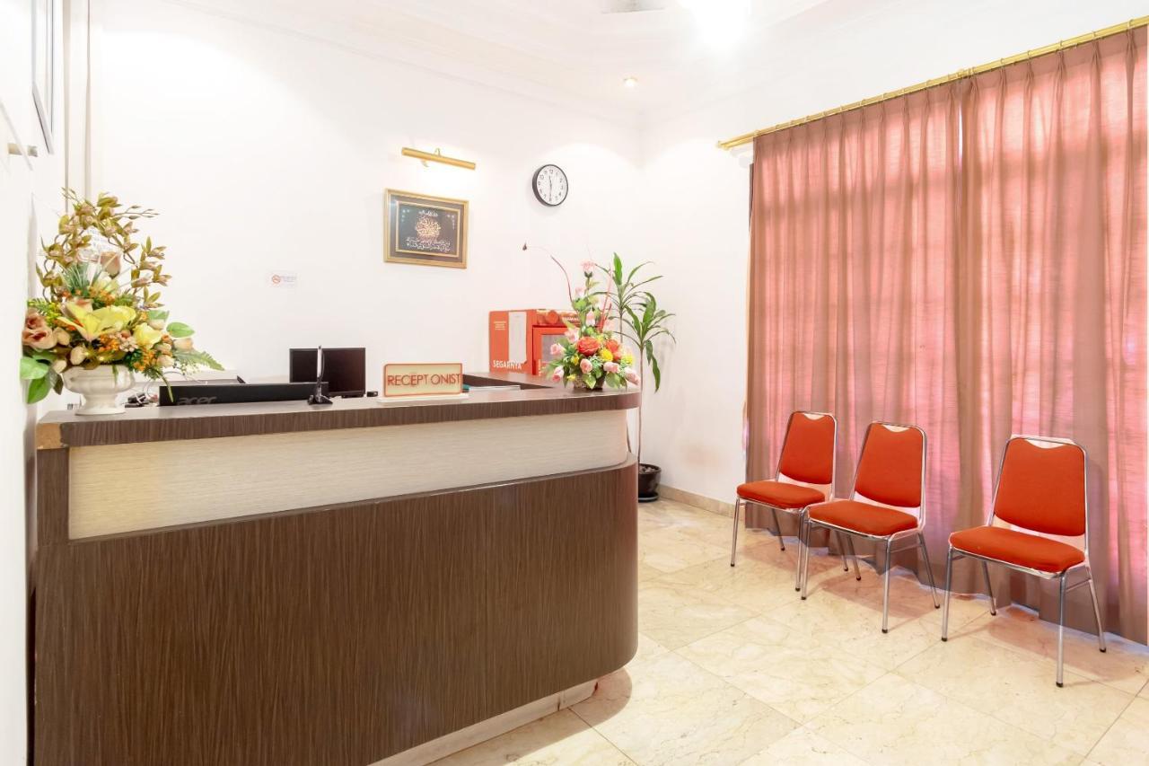 Отель Oyo Living 2843 Raz House Syariah Медан Экстерьер фото