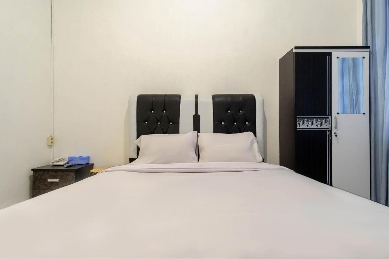 Отель Oyo Living 2843 Raz House Syariah Медан Экстерьер фото