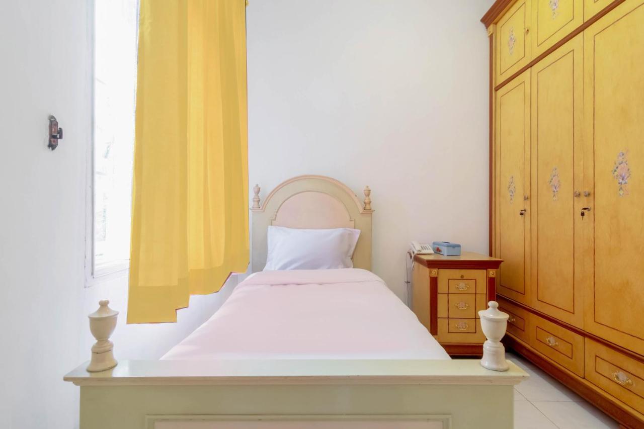 Отель Oyo Living 2843 Raz House Syariah Медан Экстерьер фото