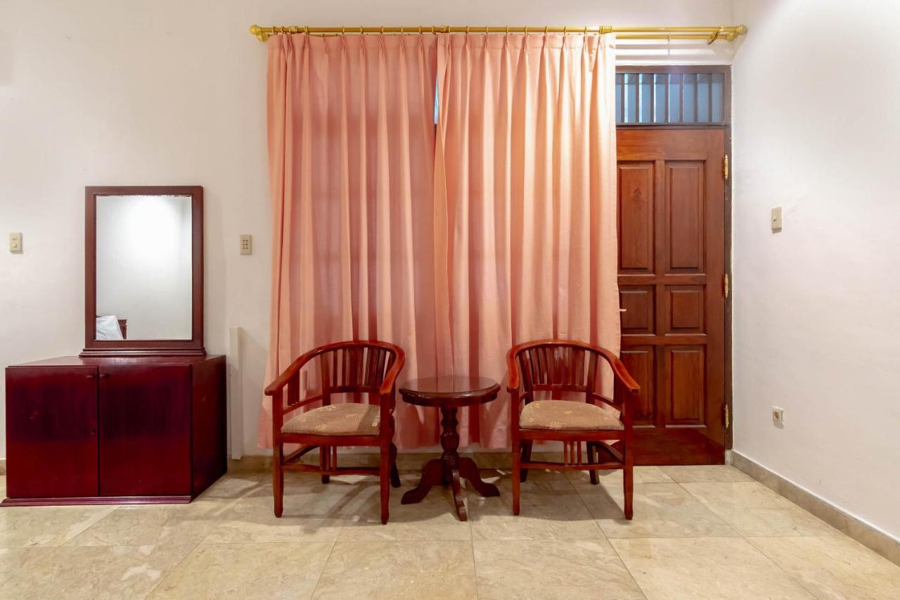 Отель Oyo Living 2843 Raz House Syariah Медан Экстерьер фото