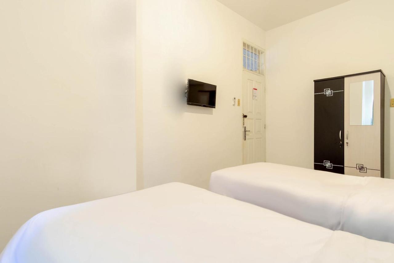 Отель Oyo Living 2843 Raz House Syariah Медан Экстерьер фото