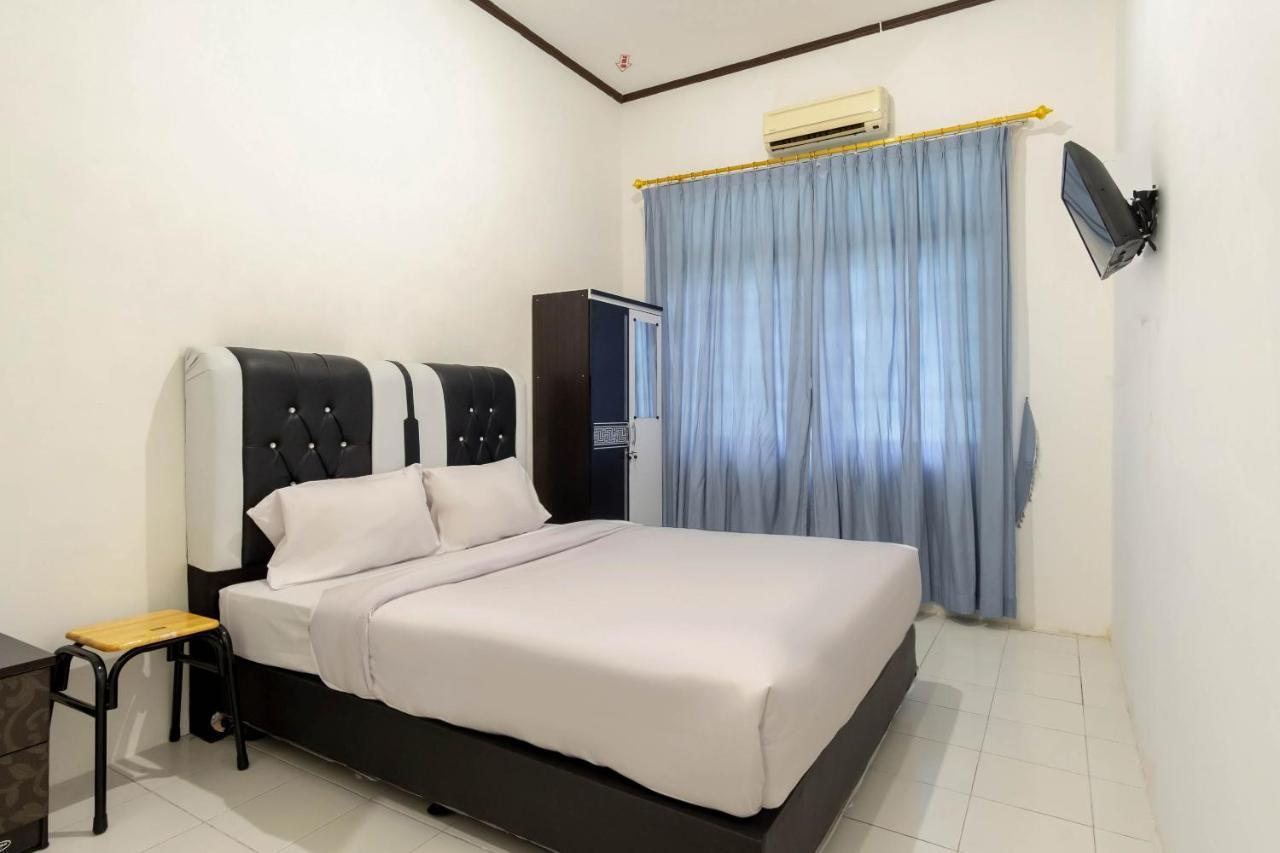 Отель Oyo Living 2843 Raz House Syariah Медан Экстерьер фото