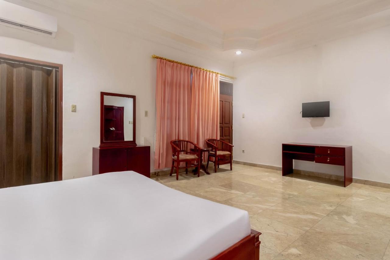 Отель Oyo Living 2843 Raz House Syariah Медан Экстерьер фото