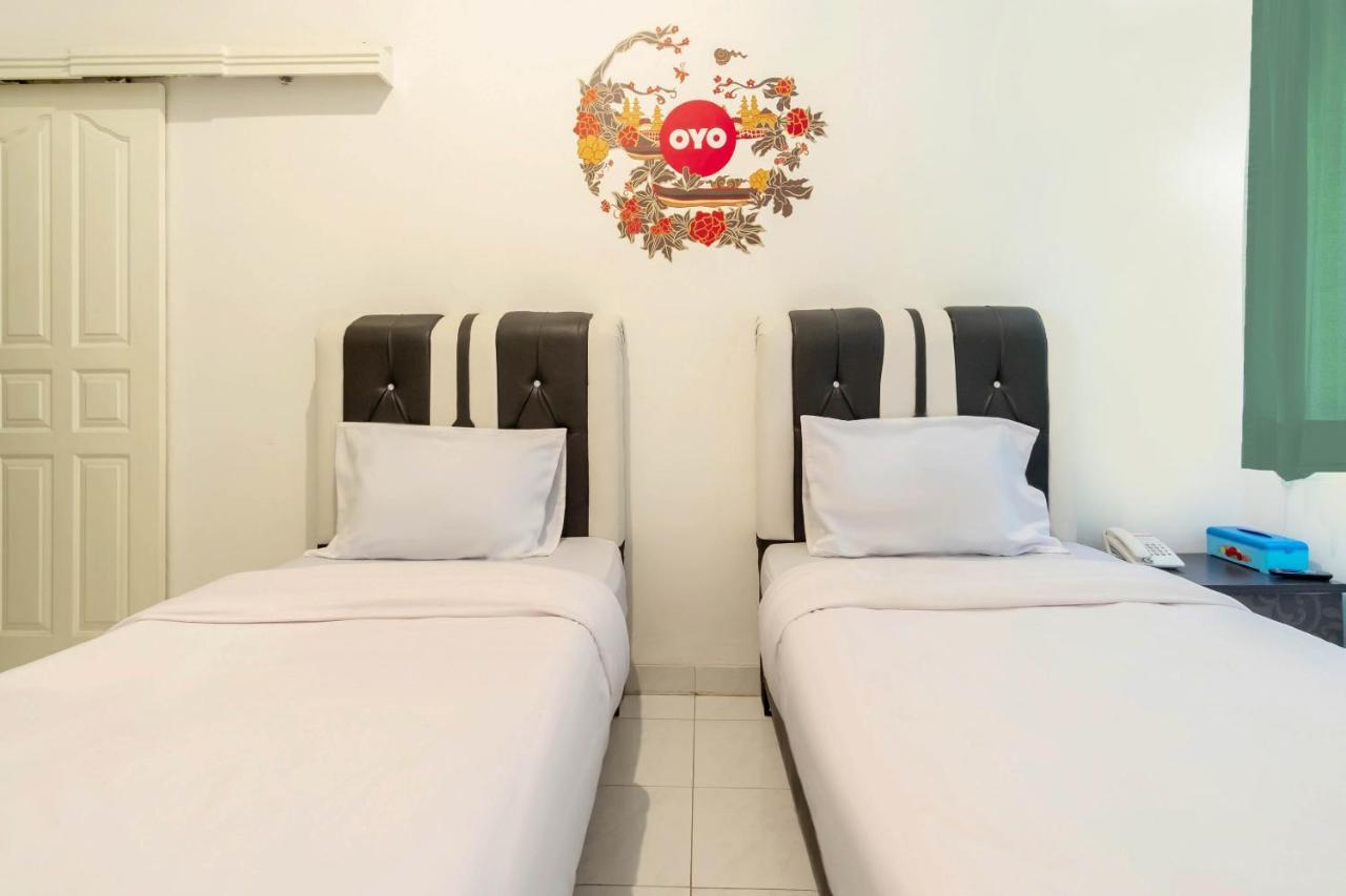 Отель Oyo Living 2843 Raz House Syariah Медан Экстерьер фото