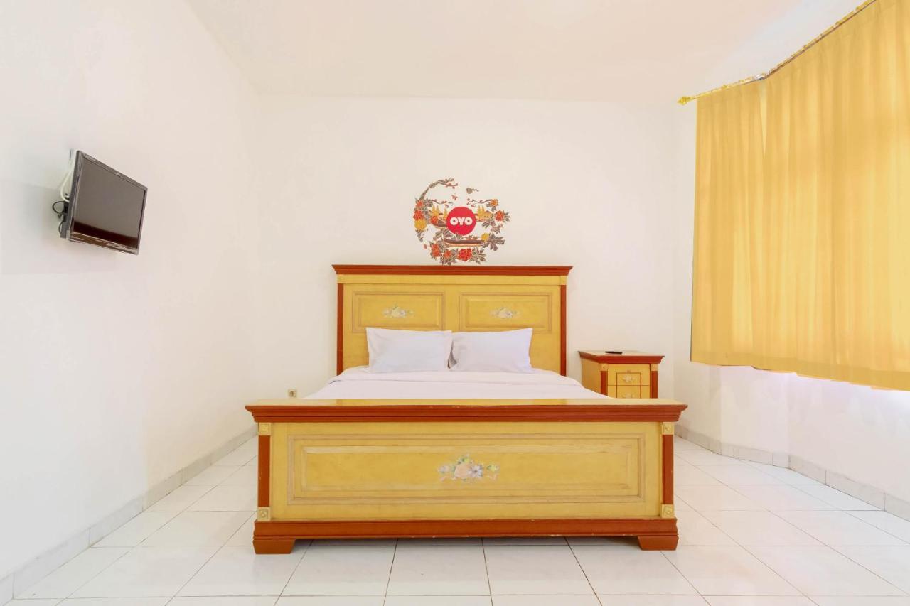 Отель Oyo Living 2843 Raz House Syariah Медан Экстерьер фото